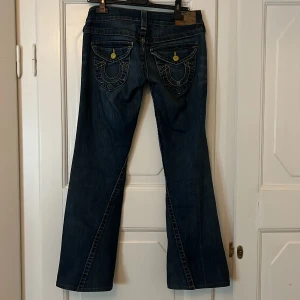 True religion jeans - Super fina lågmidjade true religion jeans. Köpte de på secondhand vår 2024 men sällan kommit till användning. De har några små små scratches men annars bra skick. Jag är 173 cm och tycker de passar i längden. Midjemåttet rakt över är 39cm💕💕(jag är villig att diskutera priset)