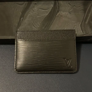 Louis Vuitton plånbok - Säljer min LV plånbok, aldrig använd då jag har andra jag föredrar personligen. Helt ny och stillig!   Snabbpris går att diskutera!