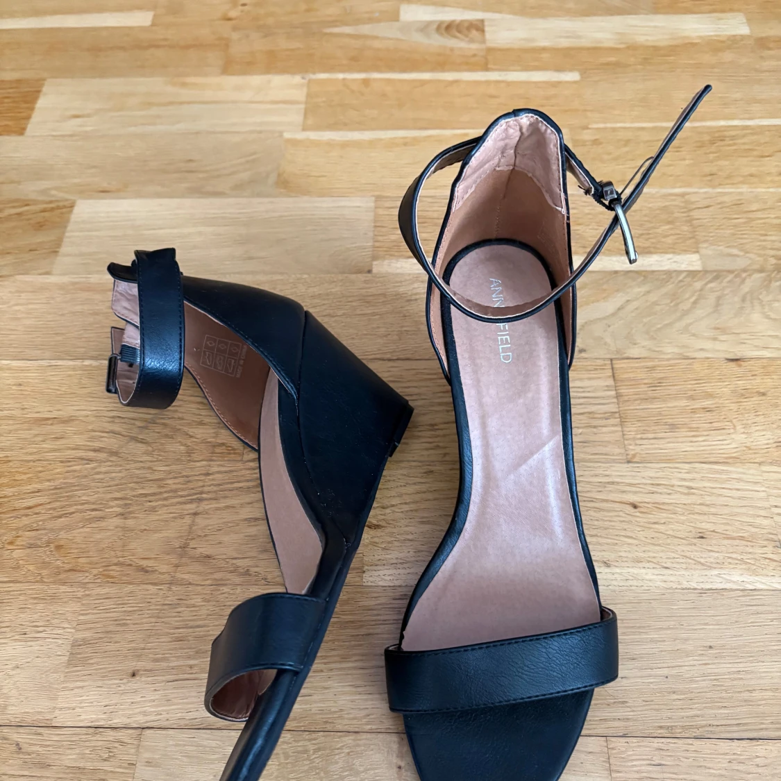 Svarta kilklackssandaler med ankelrem - 91