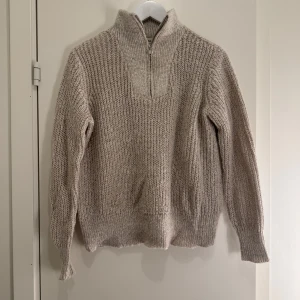 Stickad tröja - Stickad tröja med dragkedja framtill. Använd 2 gånger och är därför i mycket bra skick. Endast lite skrynklig då den legat nedpackad. Storlek S