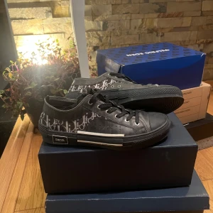 Dior B23 Low Black - Använda några gånger, knappt synligt. Får ont i fötterna pga för liten skostorlek, OBS! storlek är 44 men känns som 43. Pris är ej hugget i sten, helst snabb affär 🤞🏽