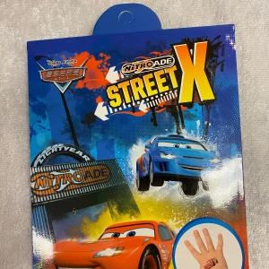 Cars Barn Tatuering Klistermärken med  Presentförpackning  - Ett set med tatuering klistermärken från filmen Cars. Innehåller olika karaktärer och motiv som Lightning McQueen och andra bilar. Kul för alla fans av filmen! 4 ark/ paket, 3 år + . 