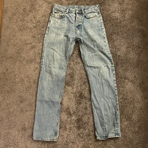 Blåa Weekday jeans  - Blåa Space relaxed jeans från Weekday. Storlek 29/34. Fint skick