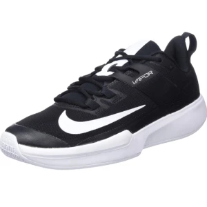 Svarta och vita Nike Vapor sneakers - Snygga Nike Vapor sneakers i svart och vitt med klassisk snörning. Perfekta för sport och vardag med en stilren design och bekväm passform.