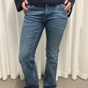 Lågmidjade blåa jeans bootcut - Blåa jeans som passar alla tillfällen!!💙midjemått 36 cm innerbenslängd 80cm S
