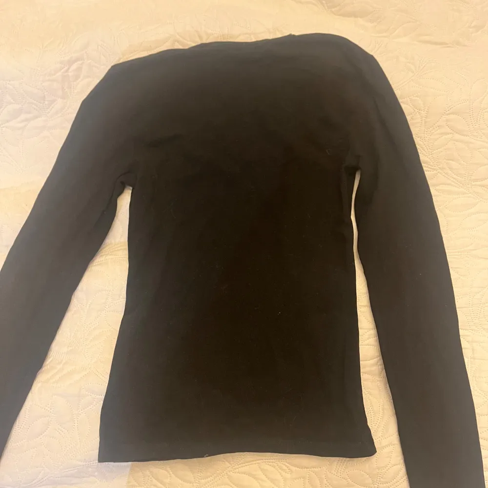 Svart långärmad topp med urringning från H&M. Använd ca 1 gång. Storlek S. Super fint skick nästan som ny! Klicka gärna på köp nu🥰. Neuletakit & Villapaidat.