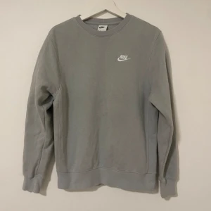 Grå tröja från Nike - Säljer en stilren grå tröja från Nike. Storlek XS jättesnygg inga defekter. Väldigt mjuk och skön. Pris kan 100% diskuteras🙏👍.