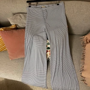 Randiga oversize mjukisbyxor - Randiga vida och långa mjukisbyxor från Lager 157 i modellen Holly. Mjuka byxor i en oversize fit. Sparsamt använda. I storlek XL. Dessa blå-randiga är slutsålda.