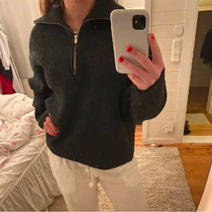 Mörkgrå stickad tröja med dragkedja - Supersnygg stickad tröja, storlek XL men är lite cropped så den sitter assnyggt