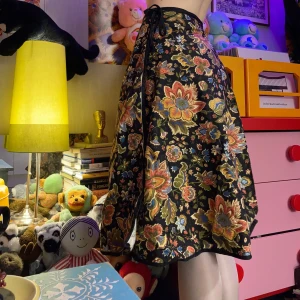 Omlottkjol i fint blommigt mönster - Omlottkjol så går att justera midjan som man vill, sitter jättefint. Köpt second hand, verkar vara hemmasydd från början. Slitage på en söm, enkel att laga, se sista bilden. Kolla gärna in mina andra annonser och hör av dig om du undrar något💘