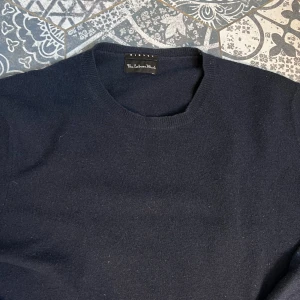 Sisley - Kashmirblandbing - Säljer en elegant mörkblå tröja från Sisley i fin kashmirblandning! | Mycket fint skick! Något nopprig på underarmarna | Stl: L passar även M |  perfekt för kyligare dagar! | Den är mjuk och bekväm, vilket gör den till ett stilrent tillskott i garderoben! | Vid frågor eller funderingar finns jag i DM! 📩 Mvh CVB Closet