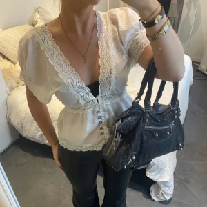 Vit blus med spetsdetaljer - Så söt blus 🤎🤎🤎