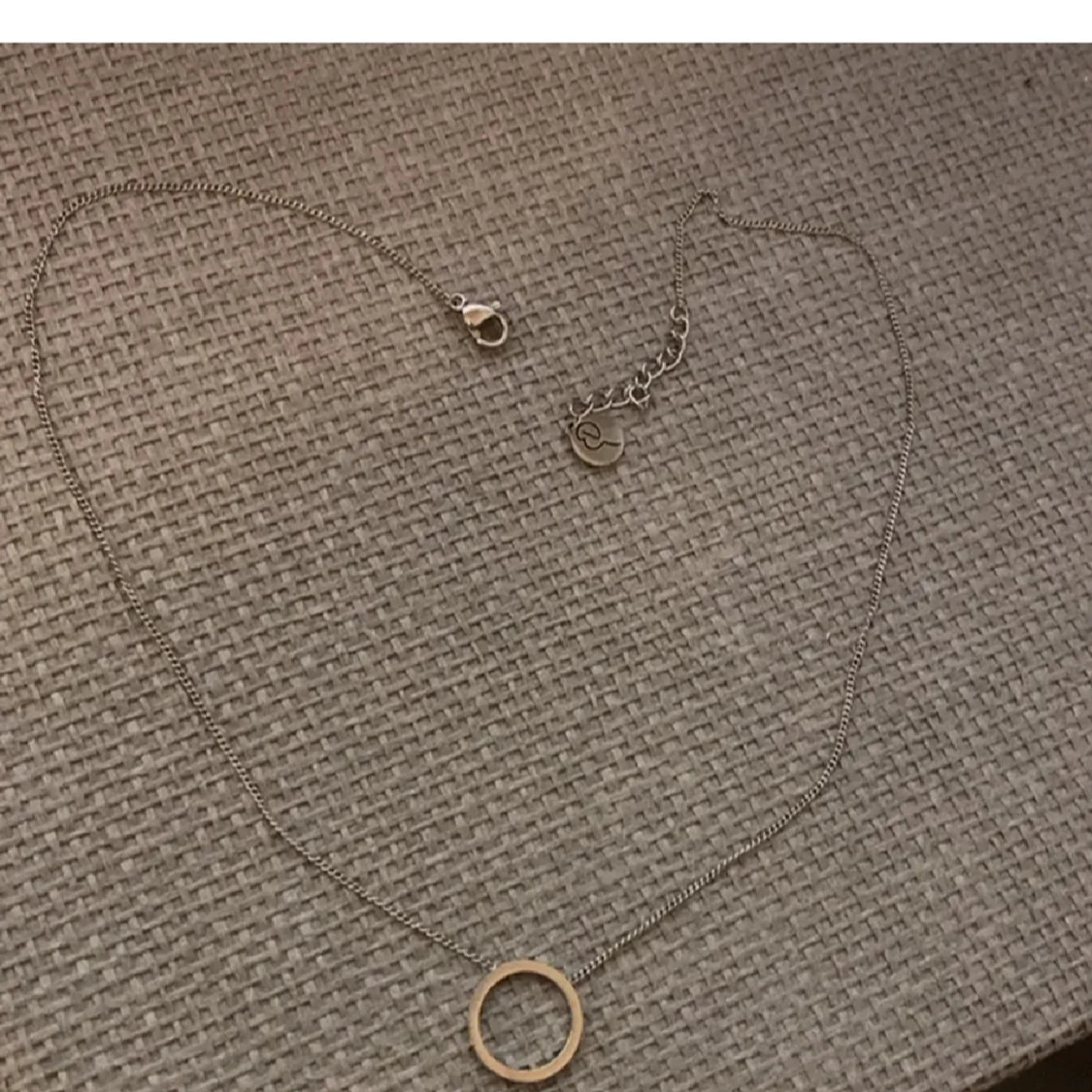 Silverfärgat halsband med cirkelberlock