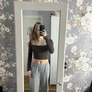 Brun offshoulder topp - Snygg brun offshoulder topp med långa ärmar. Väldigt skön 🥰