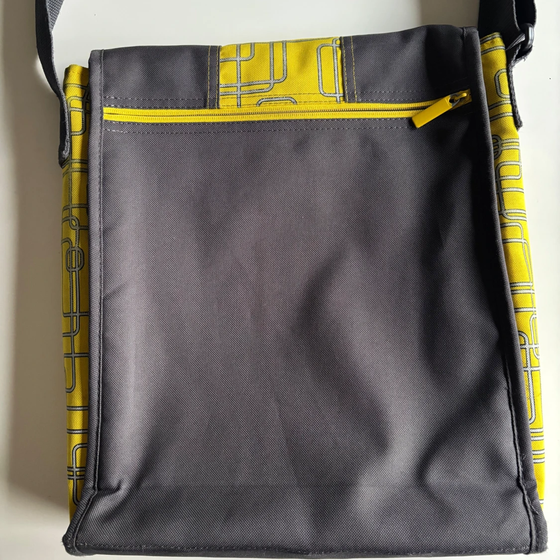 Grå och gul axelväska med geometriskt mönster - 92