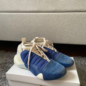 Harden vol 7 blå vita - Ett par harden vol 7 blå vita basketskor. Skorna är i bra skick och är använda ett par gånger. I storleken 40,5.
