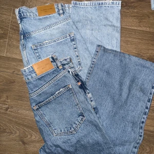2 par blå jeans från Gina  - Två par fina jeans från Gina. Båda är wide jeans. Dom ljusa är det hål på knäna 