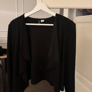 Svart mocka kofta  - Snygg svart  kofta i fejk mocka/läder tyg 