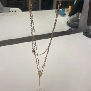 Guldhalsband med flera hängen - Elegant guldhalsband med flera kedjor och olika hängen, inklusive hjärtan och medaljonger. Perfekt för att lägga till en touch av stil till din outfit. 20kr styck.