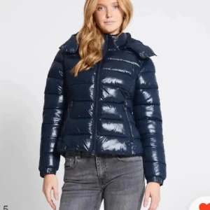 Lager 157 jacka  - Snygg mörkblå pufferjacka med glansig yta och dragkedja framtill. Säljer då den va lite för stor för mej men använt 1 gång. Inga defekter och är i st M men passar även S💕 Pris kan diskuteras.