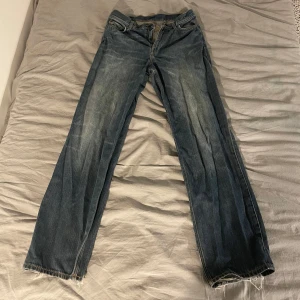 Weekday jeans - Säljer dessa rail jeans från Weekday! Har använt de mycket, men de är fortfarande i bra skick, förutom att det är lite slitet längst ner på båda benen! Säljer pga de har blivit för små för mig! 🥰