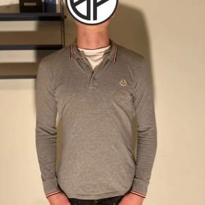 Säljer en grå Moncler maglia pike i Storlek Xs ( passar S).  Säljes pga använder inte | säljes i befintligt skick.   Nypris 3899kr Mitt pris 699kr 