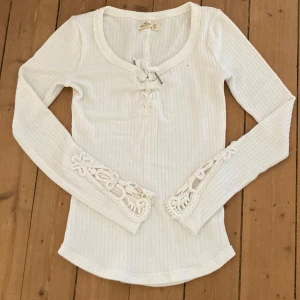 Vit tröja från hollister - Hejj säljer denna fina tröja från hollister i storlek xs. Jätte fin tröja i bra skick, men kommer inte till användning så mycket. Kontakta mig privat vid intresse eller frågor 💓