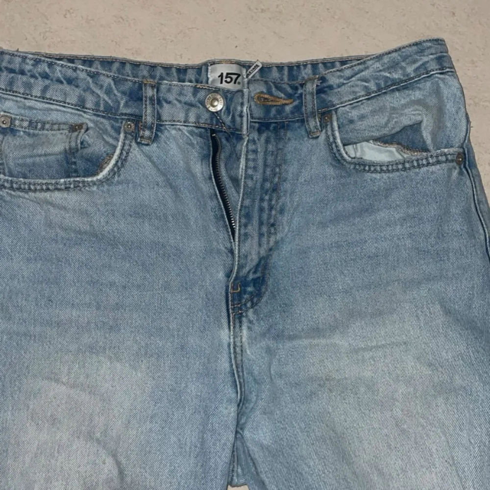  Ett par välanvända jeans i gott skick, men har dessvärre ett litet litet upprivet knä men annars är det helt hela . Jeans & Byxor.