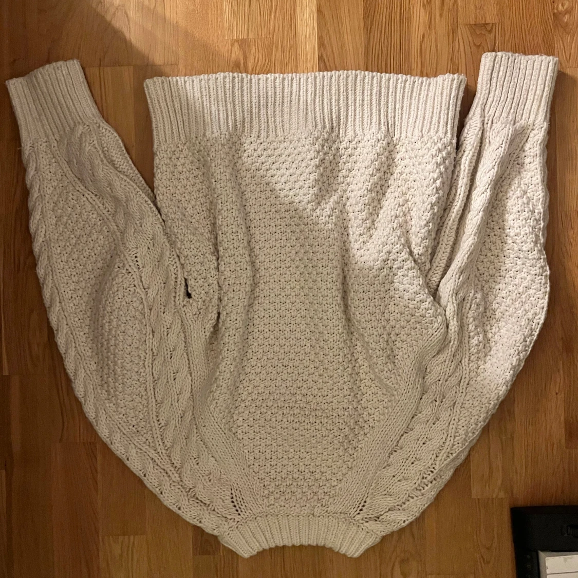 Beige stickad tröja - 90