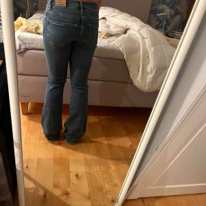 Jättefina bootcut jeans som är mid waist. Passar xs till s