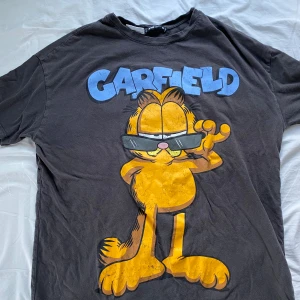 T-shirt med tryck - Trycket är lite sprickigt som man kan se på andra bilden. Oversized