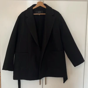 Kappa - Svart kappa med band 🎀 