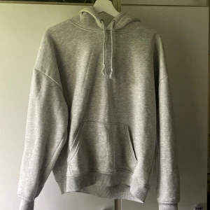 Grå hoodie - Grå hoodie från bik bok, köpt för länge sen men bra skick, hör av er vid intresse 