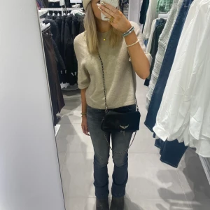 Zadig & Voltaire väska - Säljer min älskade zadig väska❤️den är i fint skick men väl använd, fick den i present januari 2022 (har därav tyvärr inte kvitto). Den är köpt på deras hemsida och dustbag ingår! Ena kedjan har gått sönder (bild 5), men går säkert att byta ut/laga. 💘