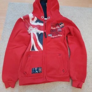 Hoodie - Röd Tjock tröja/hoodie, i London stil, nypris var 359kr
