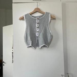 Stickad väst Urban Outfitters - Nytt skick Storlek M men liten i storleken (passar alltså S)