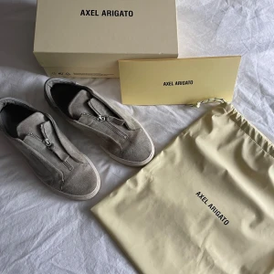 Axel arigato clean 90 zip - Detta är modelen clean 90 zip i grå av axel arigato. Skorna var limited edition och säljs inte längre. Ny pris var 2600. Skorna är i storlek 41.    Priset går att diskuteras!