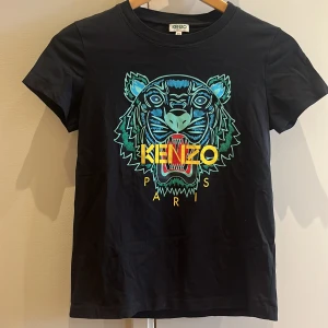 Kenzo t-shirt  - Säljer nu min jättecoola och unika kenzo t-shirt! Den är bara testad en gång, så alltså är den i nyskick. Köptes för 1000kr.