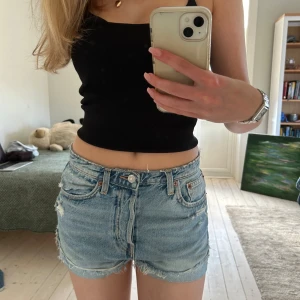 Blå jeansshorts - snygga blå jeansshorts, köpta på zara, storlek 38. perfekta för sommaren! ❣️❣️