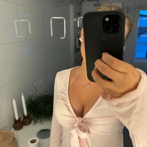 Rosa blus  - Denna tröja är ifrån Gina och liknar design by si collection. Säljer för 180kr, pris kan diskuteras ❤️aldrig använd!