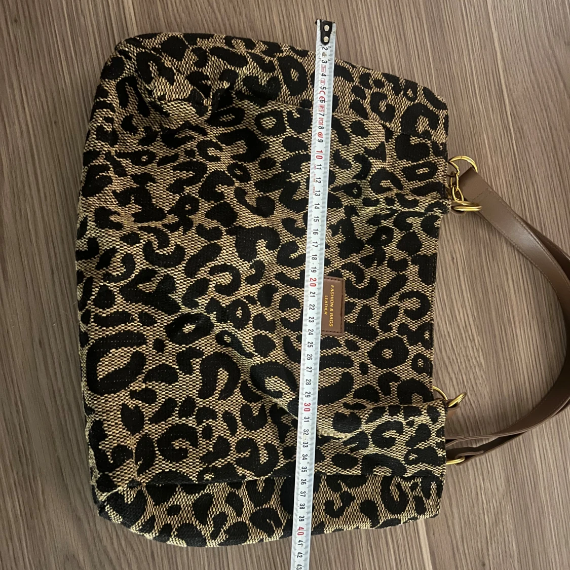 Leopardmönstrad shoppingväska med kedjedetaljer - 90