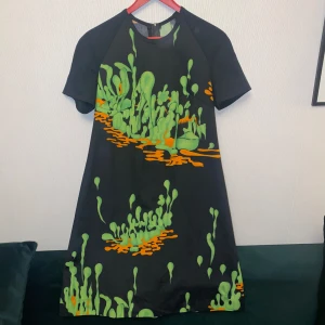 Klänning  - Så vacker klänning i polyester. Har dragkedja bak. Jättefint skick. 