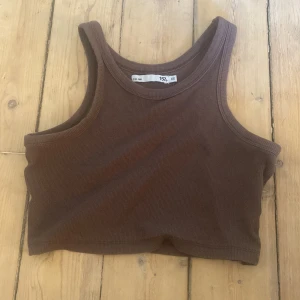Brunt linne från lager 157 i storlek xs för 19kr - Brunt linne från lager 157 i storlek xs, säljs för 19kr, knappt använt, perfekt nu för sommaren!!