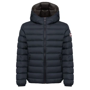 Svart dunjacka från Colmar - INTRESSEKOLL Säljer en snygg och varm svart dunjacka från Colmar. Jackan har en dragkedja framtill och två fickor med dragkedjor. Den har en huva som skyddar mot vind och kyla. Perfekt för vintern!