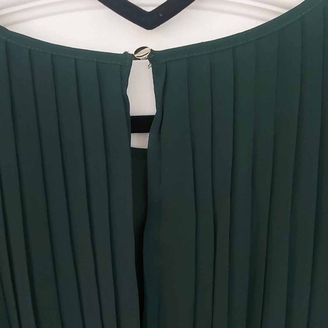 Mörkgrön klänning med långa ärmar - 92