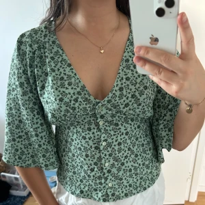 Mönstrad blus - Skönt material som är svalt, fina små blommor i mönstret, skulle säga att den passar både xs och s i storlek. 