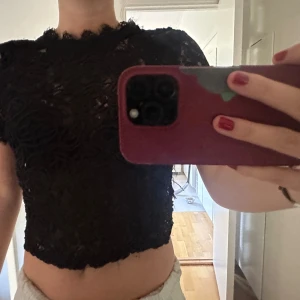 Svart spets topp - Svart spets topp från zara i storlek S🩷 bra skick!!!