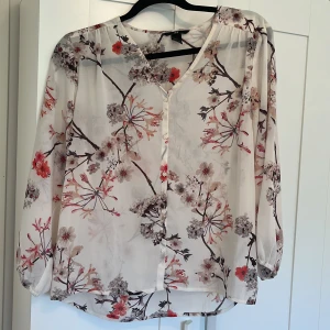 Blus - Blus med blommigt mönster från H&M. Långärmat. 