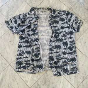 Hawaiiskjorta - Bra skick, använd ett fåtal gånger Skön sommarskjorta 100% bomull 