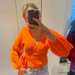 Omlott blus - Super söt orange omlott topp i ett svalt tyg🧡mkt flexibel i storlek och nassar S-M